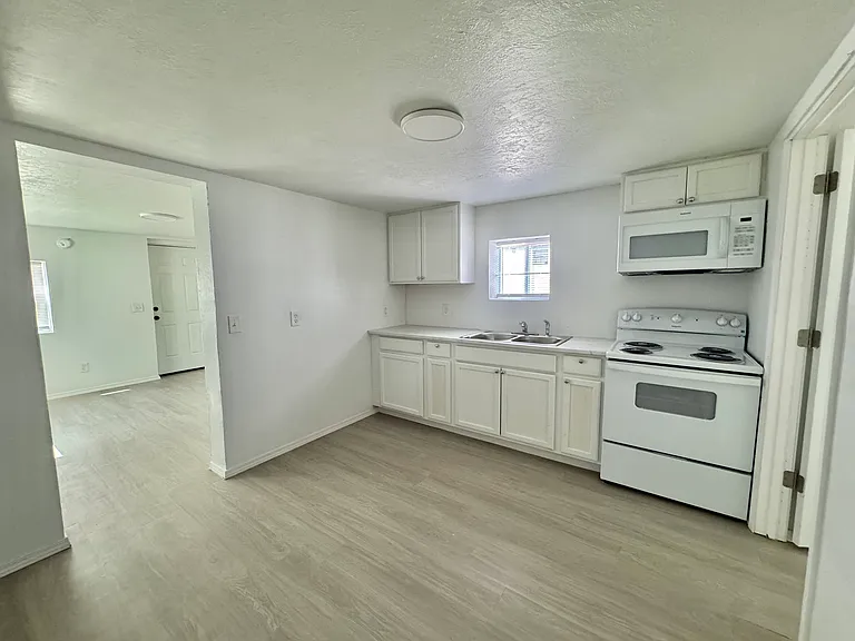 529 SE 15th St — Photo 12