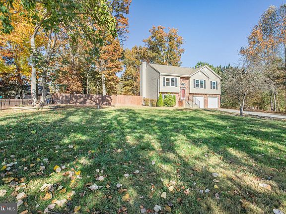 3rd image of 141 Holly Dr