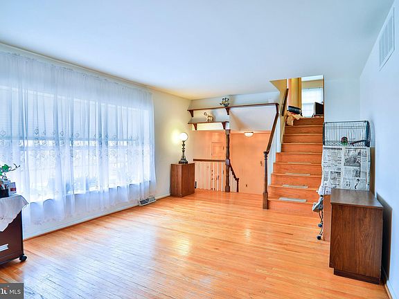 3rd image of 919 Doncaster Dr