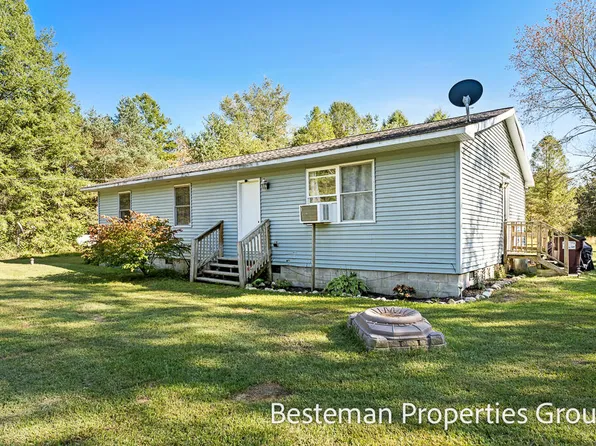 1077 E Yale Rd, Rothbury, MI 49452