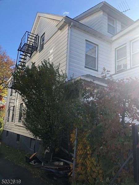 2nd image of 166 Stuyvesant Ave
