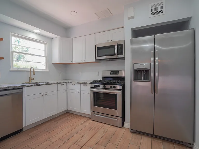 506 W 11th St — Photo 9
