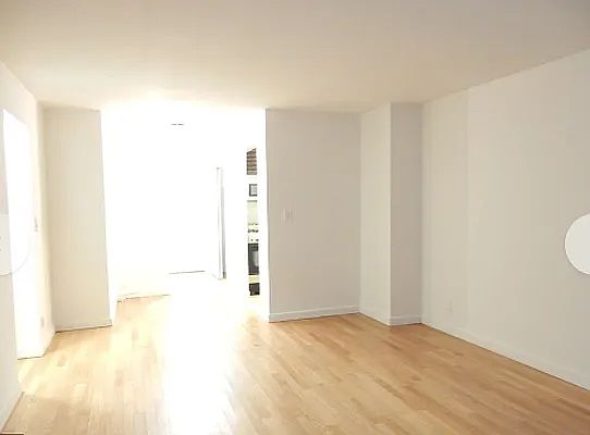 5th image of 321 E 48th St APT 3L