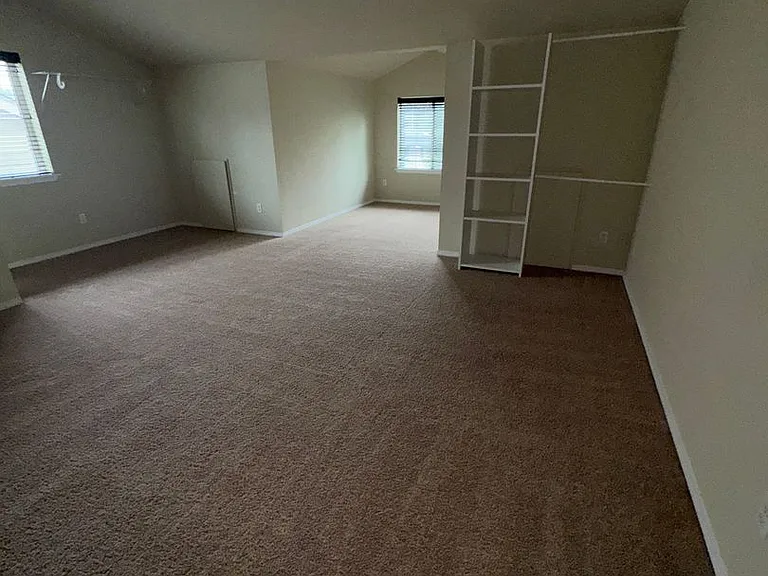 412 NE Miramar Cir — Photo 16