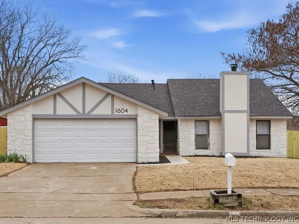 1604 N Hickory Ct, Broken Arrow, OK 74012