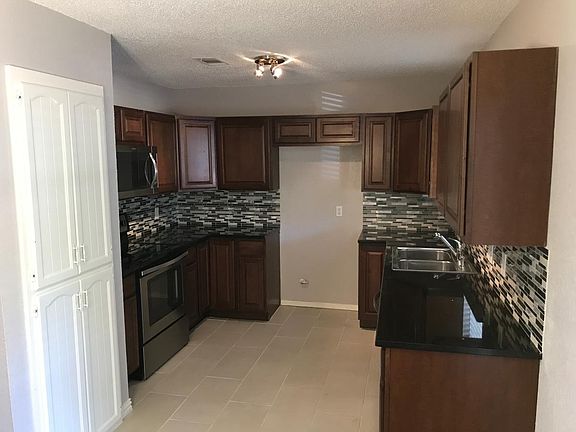4th image of 1025 Almond Dr