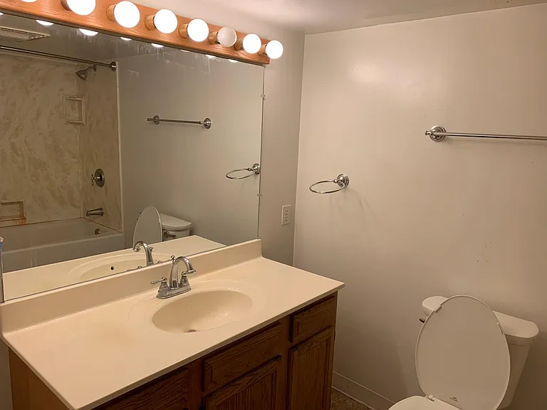 8529 Everett Ave — Photo 10