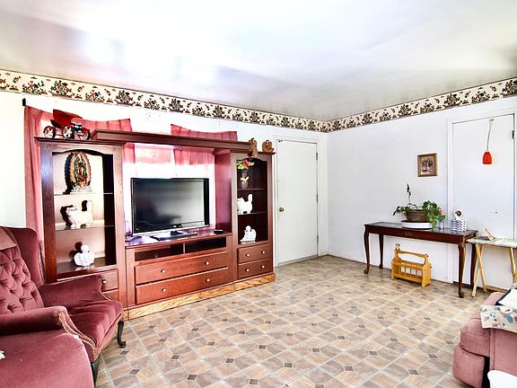 2nd image of 9313 Fairfax St