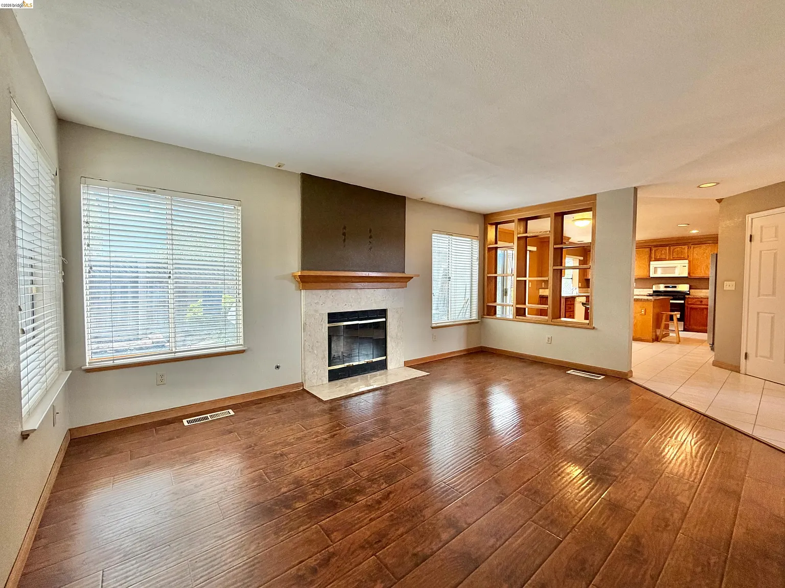 4 bed, 3.0 bath, 2463 sqft, $3,500 — Photo 2