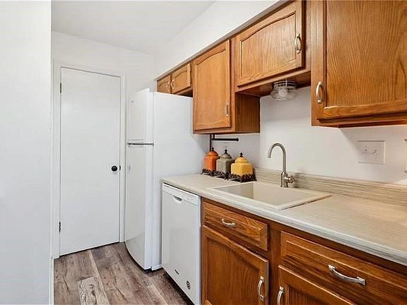5th image of 6050 Grelot Rd APT 202