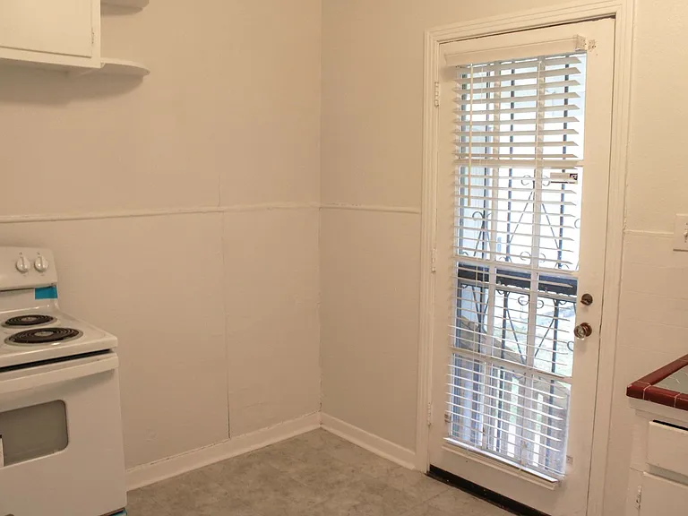 2825 W Woodlawn Ave — Photo 10