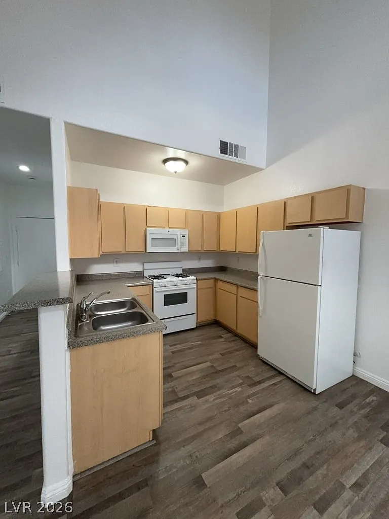 3 bed, 2.5 bath, 5214 sqft, $1,650 — Photo 4