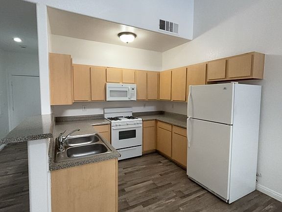 4th image of 4915 E Russell Rd APT 151