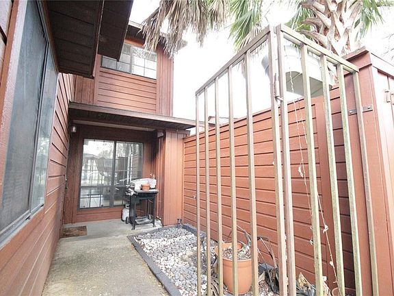 2nd image of 900 SW 62nd Blvd APT K72