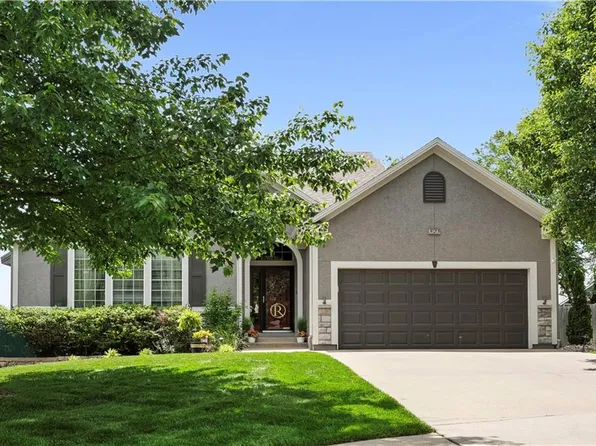 525 S Persimmon Dr, Olathe, KS 66061