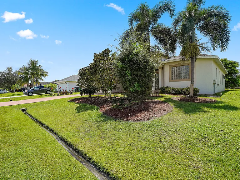 1092 SW Majorca Ave — Photo 3