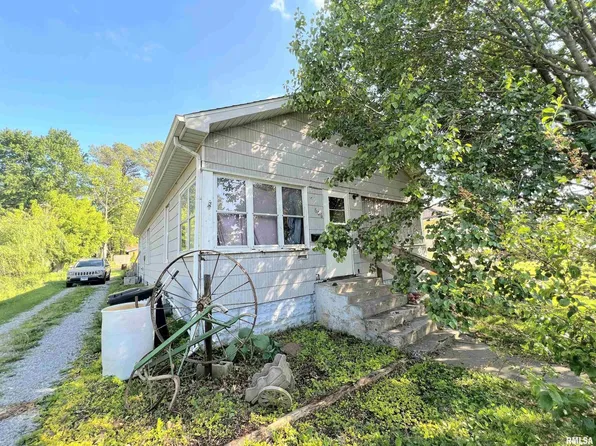 606 S Pine St, Zeigler, IL 62999