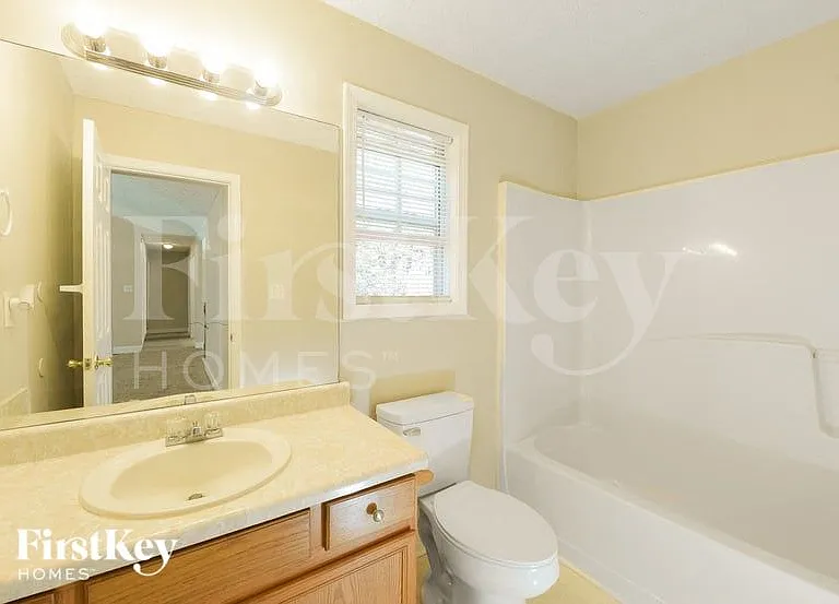 194 Rochester Ct — Photo 13