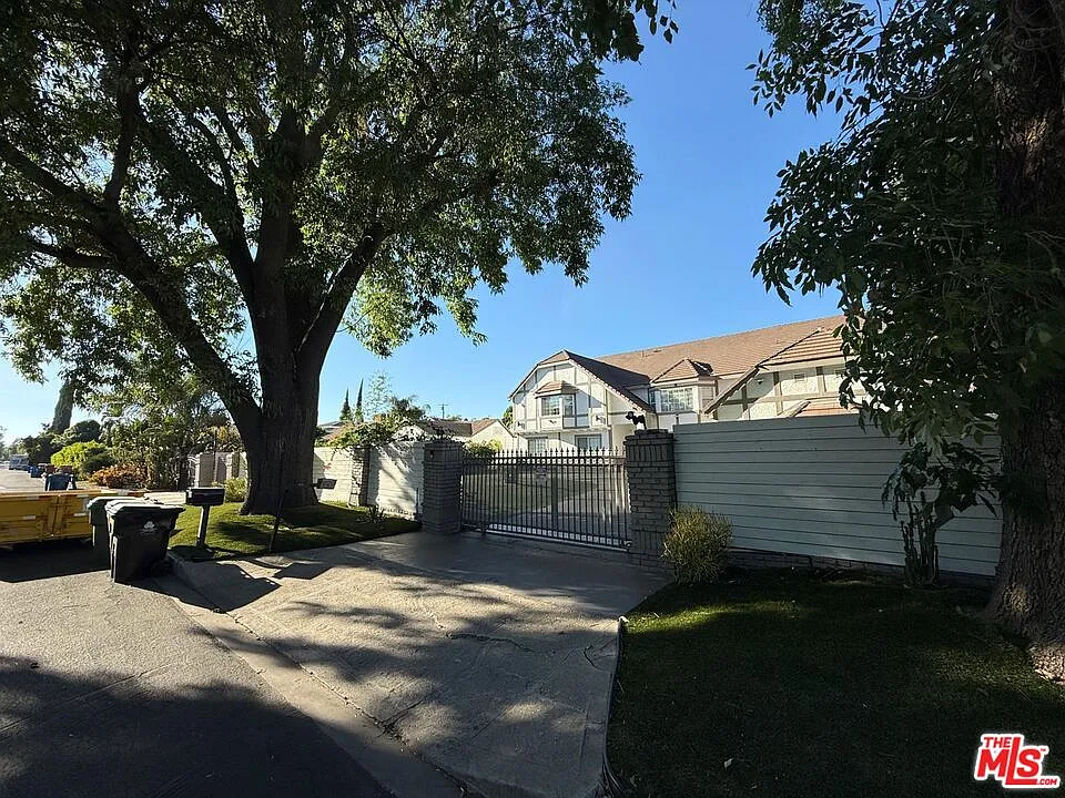 7 bed, 6.0 bath, 7007 sqft, $19,000 — Photo 3