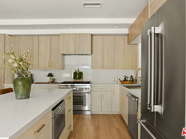 14146 Hortense St — Photo 22