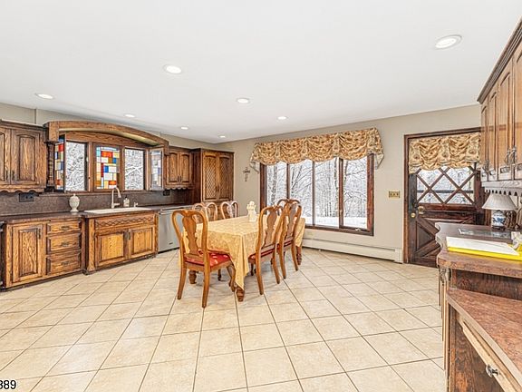 4th image of 4 Pochuck Ct