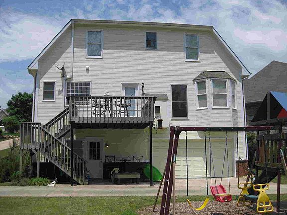 Lots of space, 2 car garage