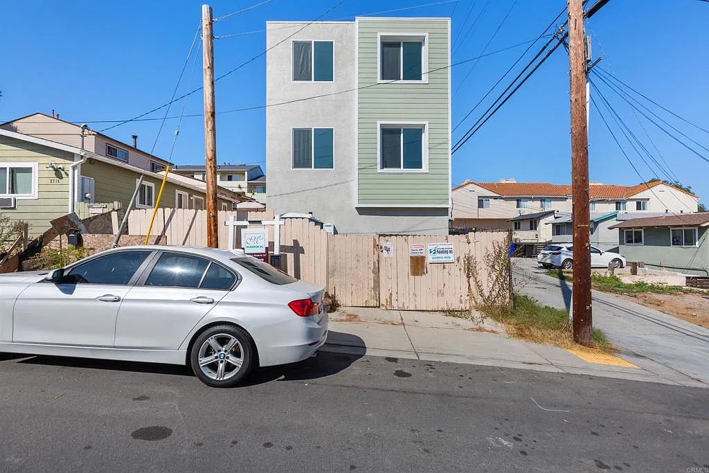 2 bed, 2.0 bath, 700 sqft, $3,300 — Photo 2