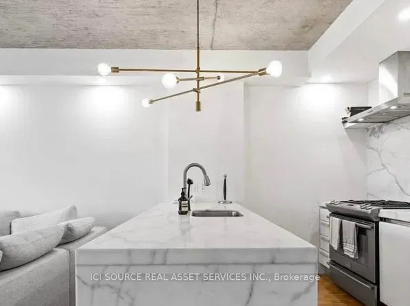 75 Portland St #526, Toronto, ON M5V 2M9