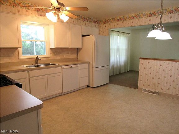 3rd image of 4805 Maple Hill Dr