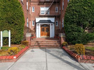 55 Grand Ave APT 4B, Rockville Centre, NY 11570