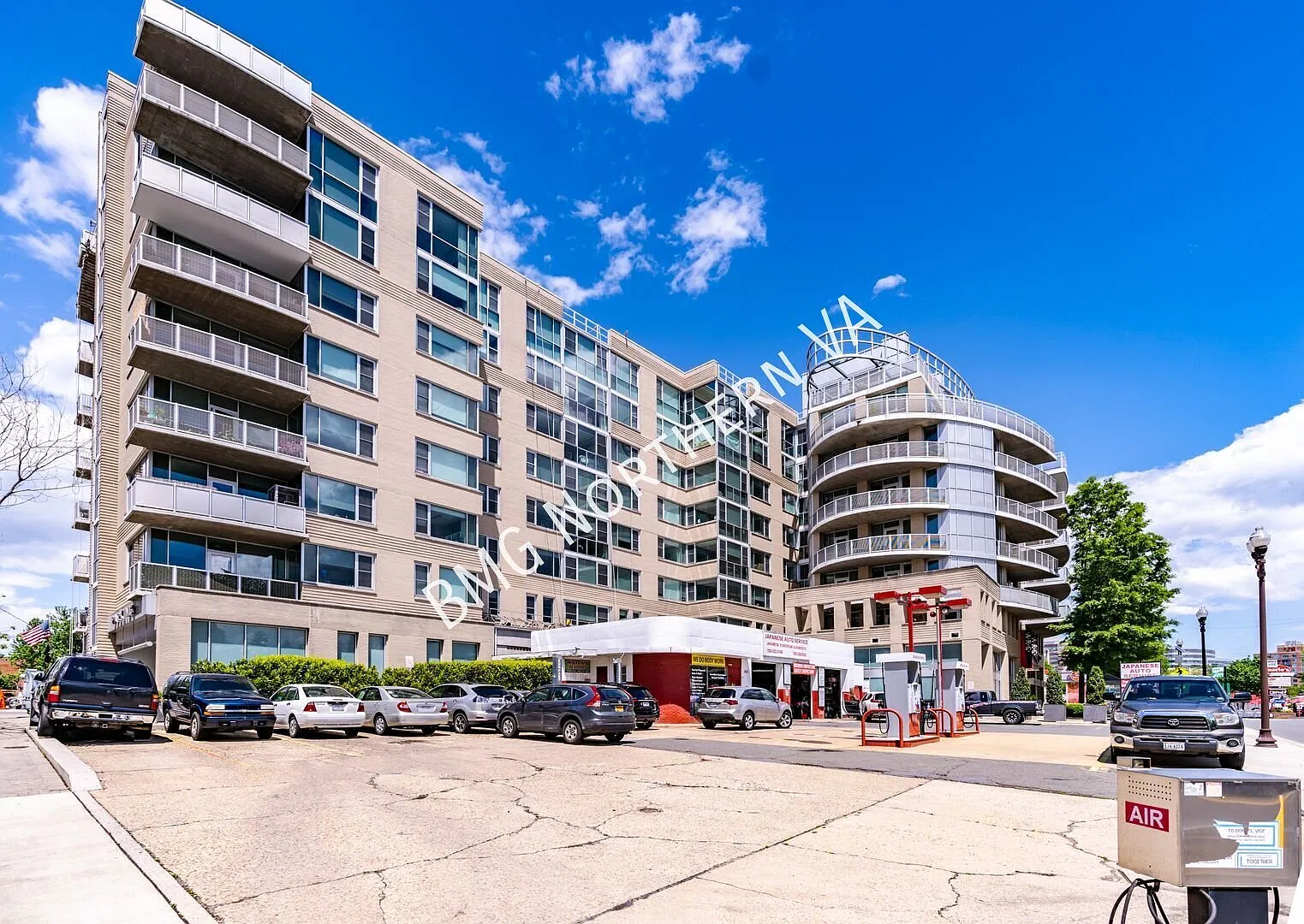 Upscale 2BR/2.5 BA Condo In Contemporary Steel And Glass High-Rise Building — Photo 1