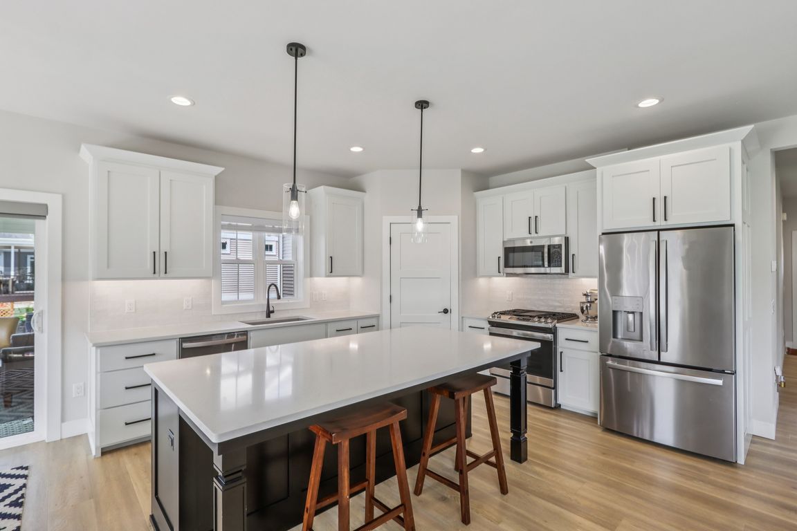 Lynn St-L1007-051