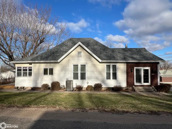 491 Cedar St, Dallas City, IL 62330