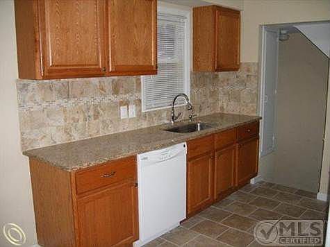 15827_Kitchen2.jpg