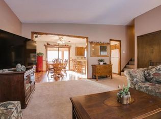 690 Clearbrook Ln, Vadnais Heights, MN 55127