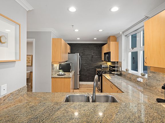 4th image of 300 W Beech St Unit 3