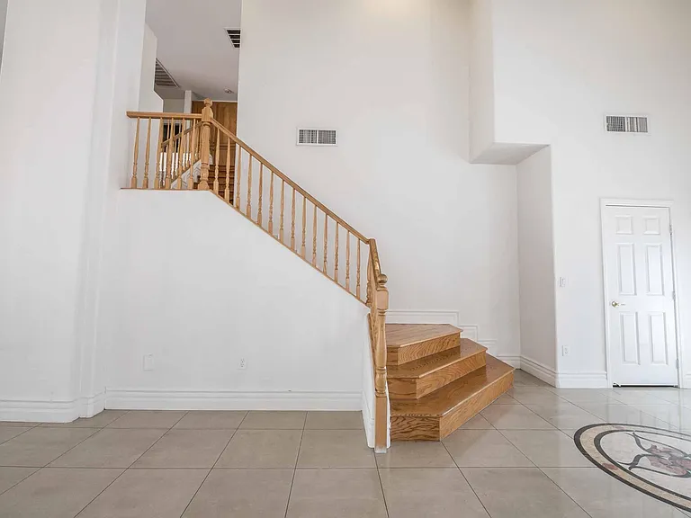 212 Waterton Lakes Ave — Photo 6