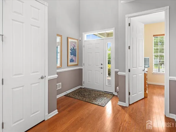 4 Bellingham Dr S, Kendall Park, NJ 08824