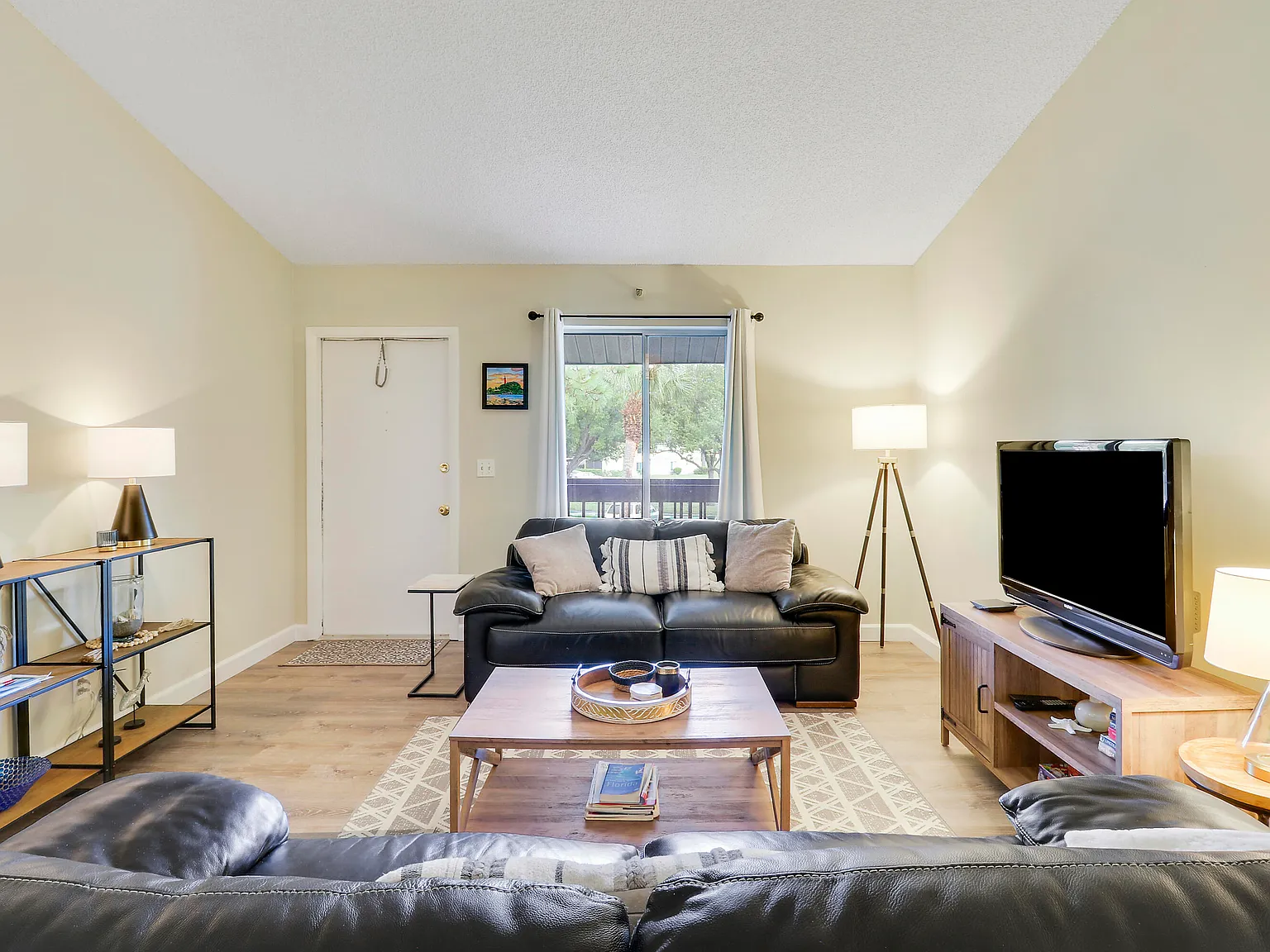 2 bed, 2.0 bath, 980 sqft, $2,500 — Photo 1