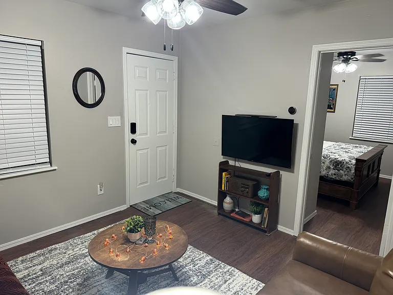 410 N Peters Ave — Photo 4