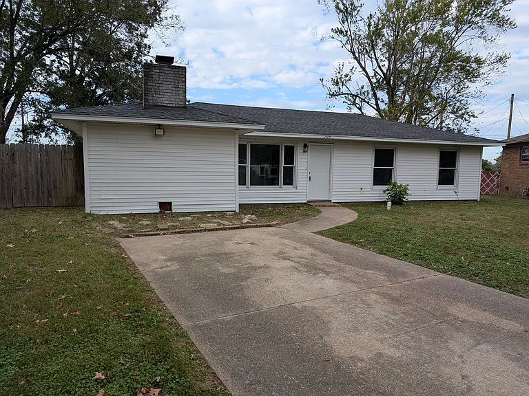 2105 Sun Cir — Photo 2