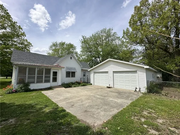 3 Moore St, Oakland, IL 61943