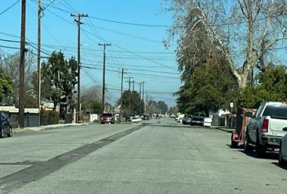 Exterior Neighborhood (street photo)