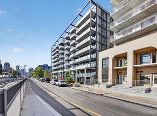 327 NE 9a St NW #811, Calgary, AB T2N1T7