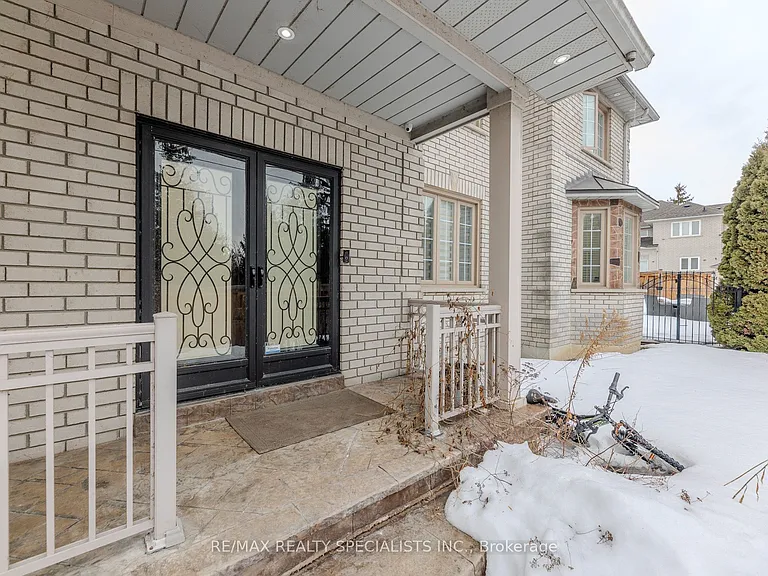 121 Boxwood Cres — Photo 4