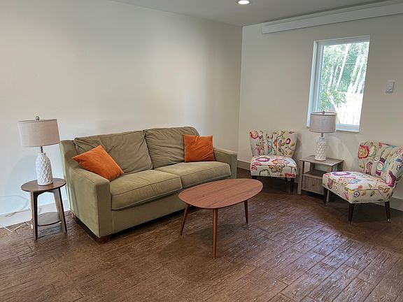 5th image of 102 Tomkins Ln #A