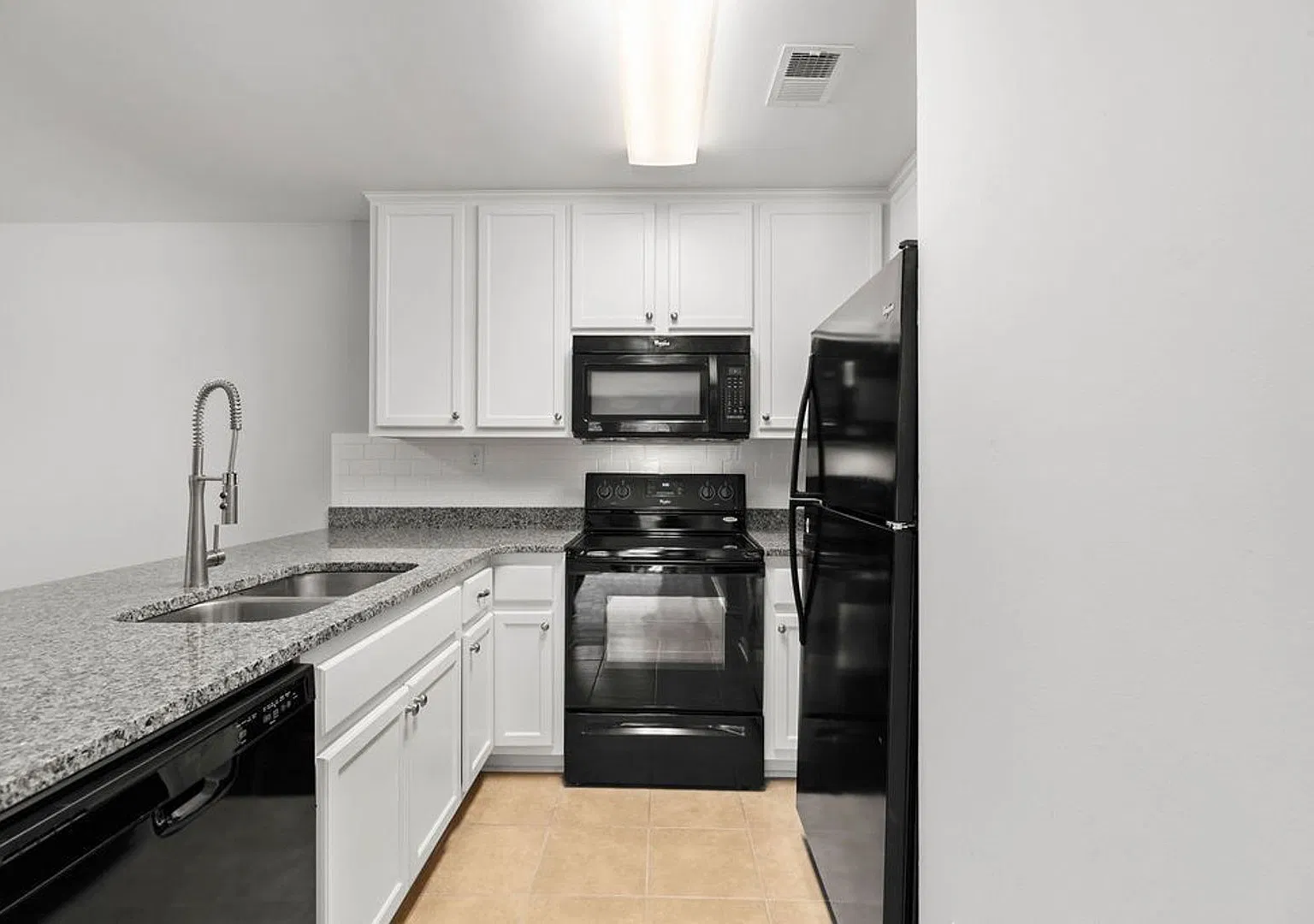Court Square Condo for Rent — Photo 2