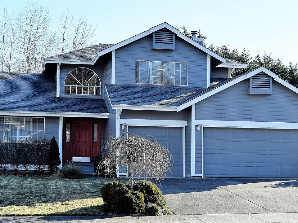 Beautiful 3 car garage home!