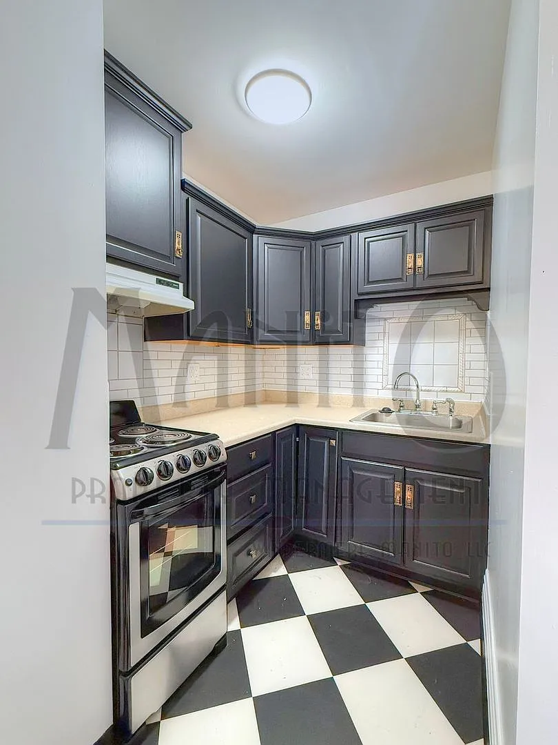 1023 W 6th Avenue — Photo 4