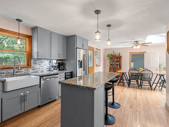 5th image of 202 Franklin St